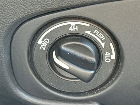 Certified 2023 Nissan Frontier SV w/ Midnight Edition Package image 17