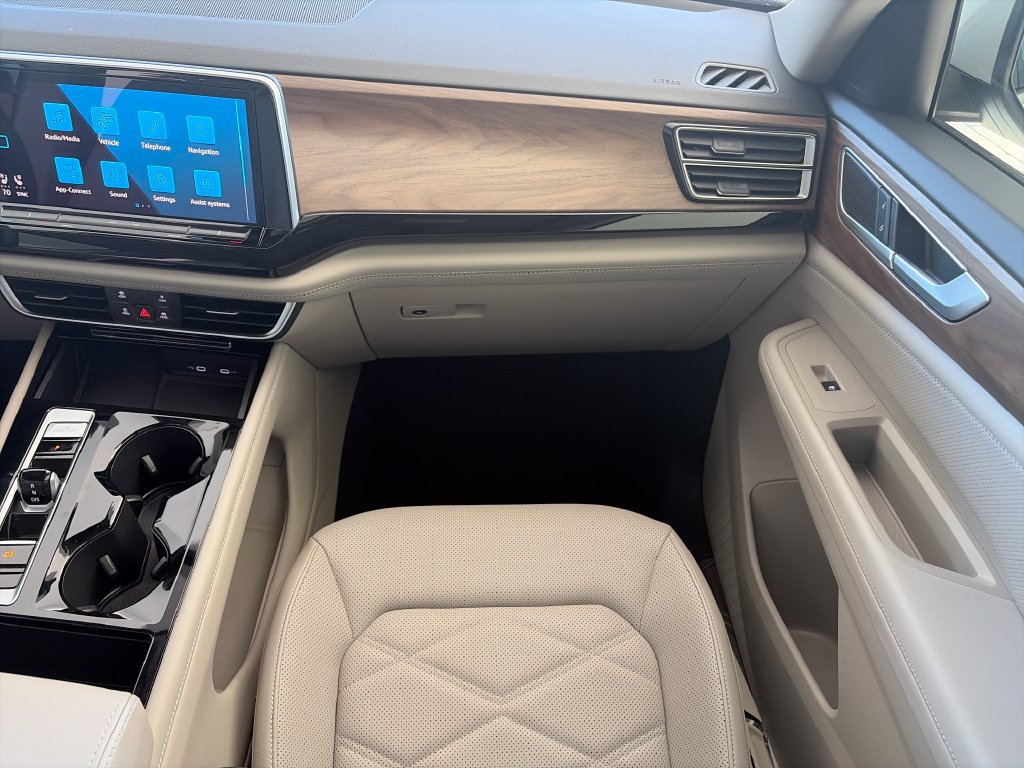 Certified 2024 Volkswagen Atlas SE w/ Panoramic Sunroof Package FWD image 37