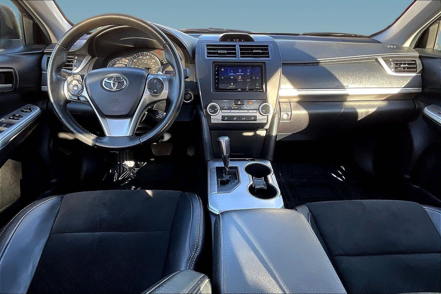 Used 2012 Toyota Camry SE w/ Leather Pkg FWD image 7