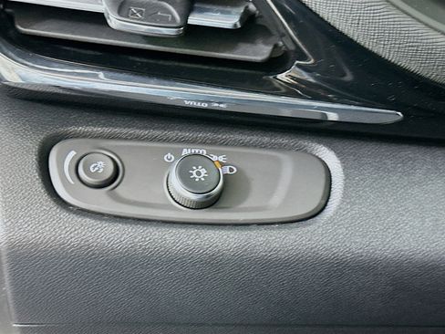 Used 2025 Buick Envista Sport Touring image 17