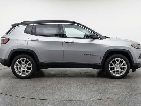 Used 2025 Jeep Compass Limited image 11