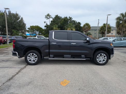 Used 2022 Chevrolet Silverado 1500 LTZ w/ LTZ Premium Package AWD/4WD image 3