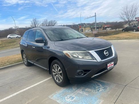 Used 2014 Nissan Pathfinder S image 4