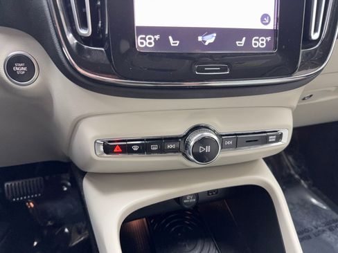 Used 2019 Volvo XC40 T4 Momentum image 30