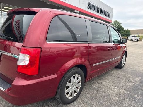 Used 2016 Chrysler Town & Country Touring FWD image 3
