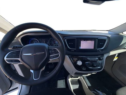 Used 2023 Chrysler Voyager LX image 29