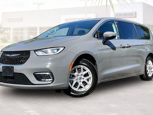 Used 2023 Chrysler Pacifica Touring-L FWD image 30
