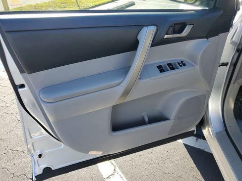 Used 2013 Toyota Highlander SE image 25