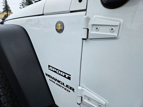 Used 2013 Jeep Wrangler Unlimited Sport image 9