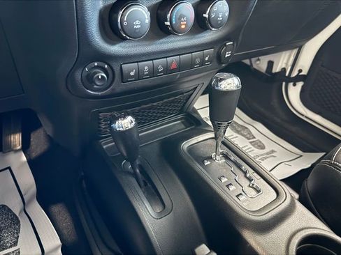 Used 2018 Jeep Wrangler Unlimited Rubicon w/ Connectivity Group image 23