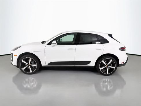 Certified 2025 Porsche Macan image 2