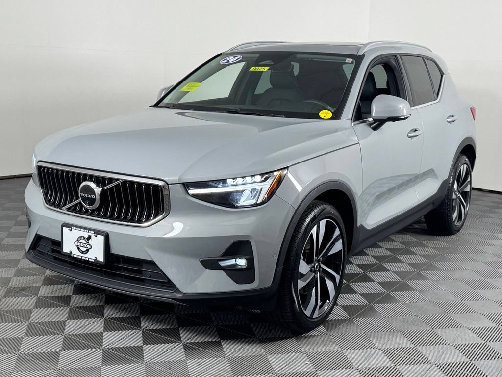 Certified 2024 Volvo XC40 B5 Plus w/ Protection Package Premier AWD/4WD image 13