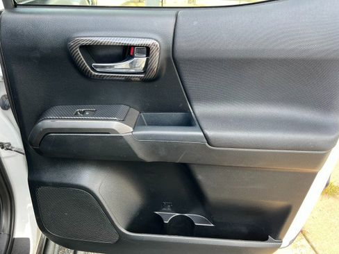 Used 2017 Toyota Tacoma TRD Sport w/ Tow Package image 38