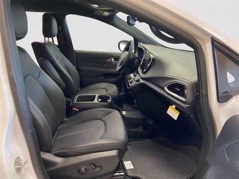 New 2026 Chrysler Pacifica Select image 16