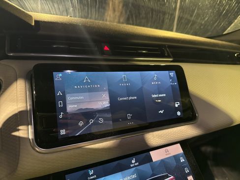 Used 2022 Land Rover Range Rover Velar R-Dynamic S image 12