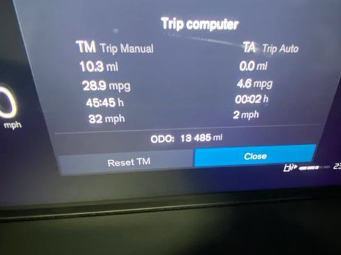 Certified 2025 Volvo XC40 B5 Plus AWD/4WD image 16