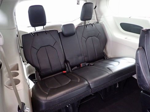 Used 2019 Chrysler Pacifica Touring-L image 29