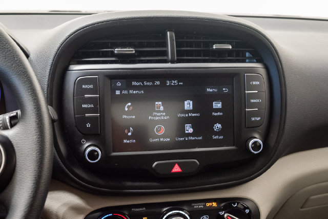Used 2025 Kia Soul LX w/ LX Technology Package FWD image 17