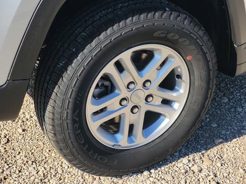 New 2025 Jeep Grand Cherokee Laredo image 6