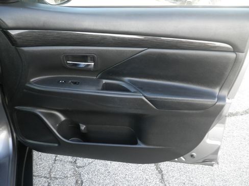 Used 2017 Mitsubishi Outlander SEL image 31