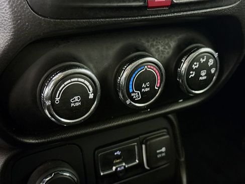 Used 2017 Jeep Renegade Altitude AWD/4WD image 8