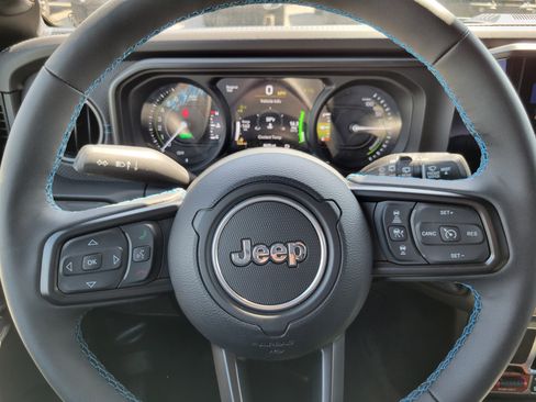 Used 2025 Jeep Wrangler Unlimited Rubicon 4xe w/ Convenience Group AWD/4WD image 9