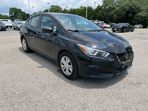 Used 2021 Nissan Versa S FWD image 2
