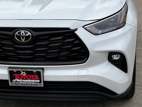 Used 2025 Toyota Highlander XLE image 8