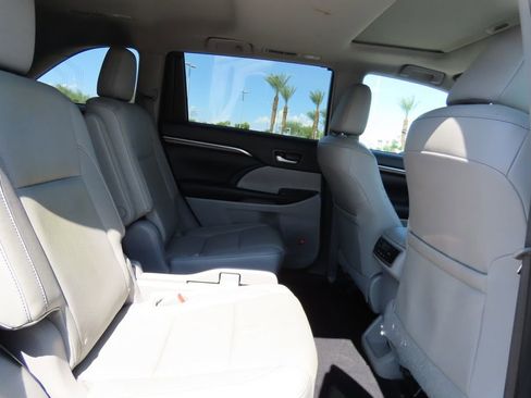 Used 2016 Toyota Highlander Limited image 21