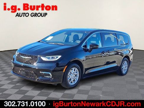 New 2026 Chrysler Pacifica Select image 2