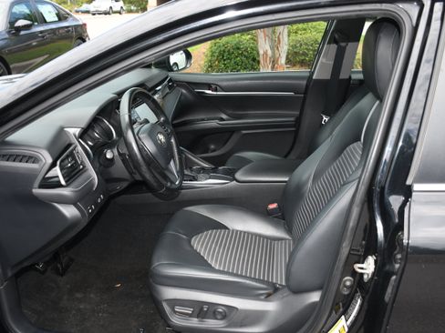 Used 2020 Toyota Camry SE FWD image 7