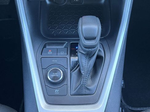 Used 2025 Toyota RAV4 LE image 37