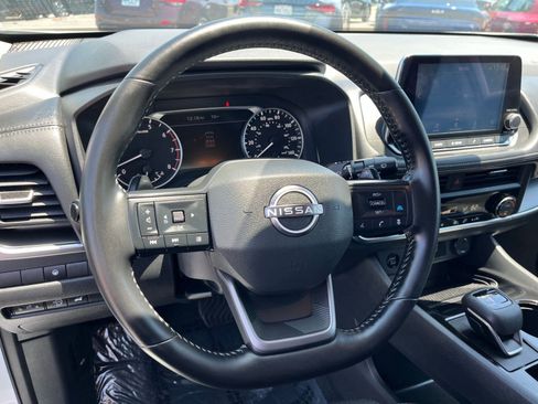 Used 2025 Nissan Rogue SV FWD image 30
