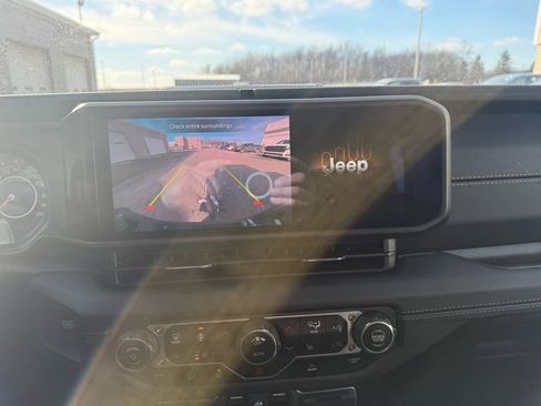 Used 2025 Jeep Gladiator Sport w/ Premium Package image 14