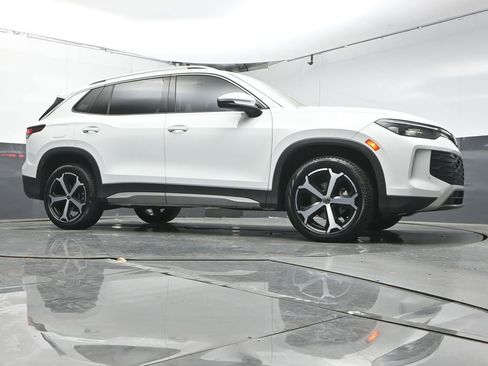 Certified 2025 Volkswagen Tiguan SE image 32