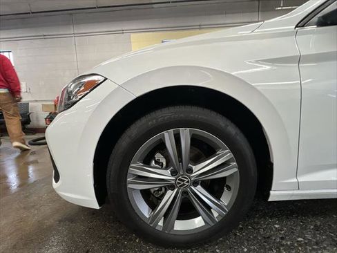 Certified 2024 Volkswagen Jetta SE image 10