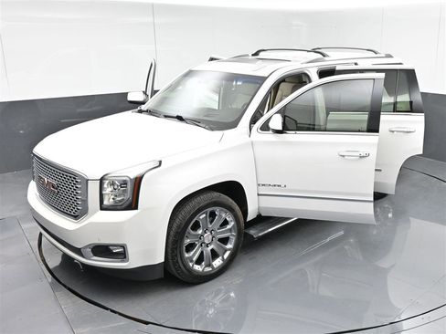 Used 2017 GMC Yukon Denali w/ Open Road Package AWD/4WD image 27