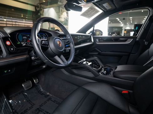 Used 2025 Porsche Cayenne GTS image 4