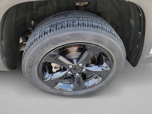 Used 2023 Jeep Grand Cherokee L Laredo RWD image 11