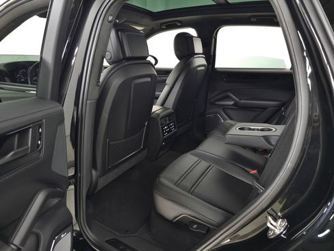 Used 2025 Porsche Cayenne GTS AWD/4WD image 40