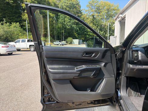 Used 2023 Nissan Pathfinder SV w/ SV Premium Package AWD/4WD image 10