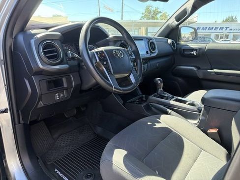 Used 2019 Toyota Tacoma TRD Off-Road w/ TRD Premium Off Road Package AWD/4WD image 9