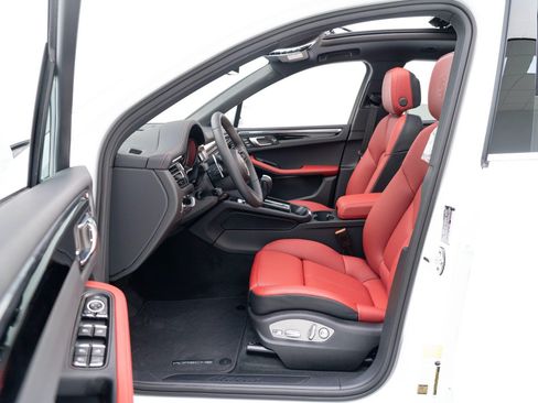 Used 2026 Porsche Macan AWD/4WD image 17