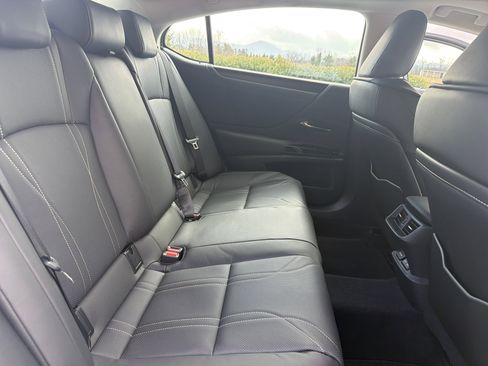 Used 2025 Lexus ES 300h w/ Technology Package image 21