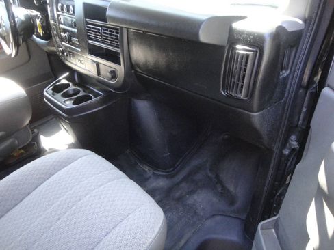 Used 2017 Chevrolet Express 2500 Extended RWD image 9