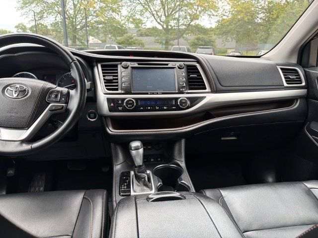 Used 2019 Toyota Highlander XLE AWD/4WD image 16