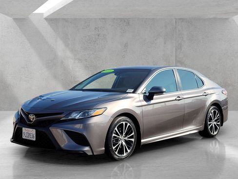 Used 2018 Toyota Camry LE image 8