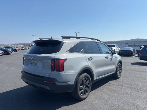 Used 2023 Kia Sorento S w/ Panoramic Sunroof Package image 2