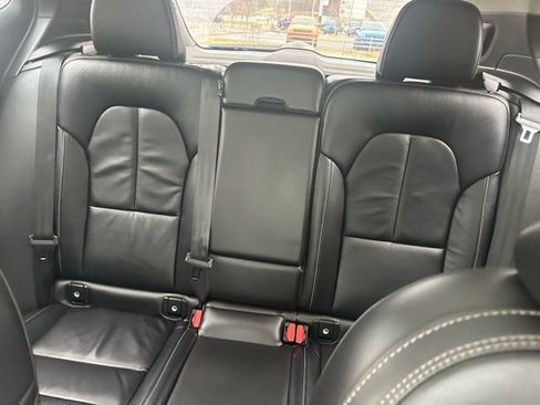 Used 2023 Volvo XC40 B5 Plus image 29