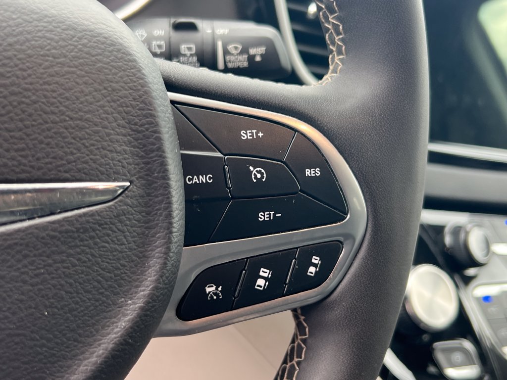 Used 2024 Chrysler Pacifica Touring-L FWD image 26
